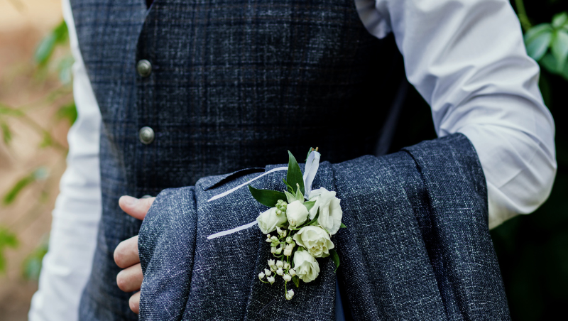 Quel noeud papillon choisir pour un costume gris ? Image