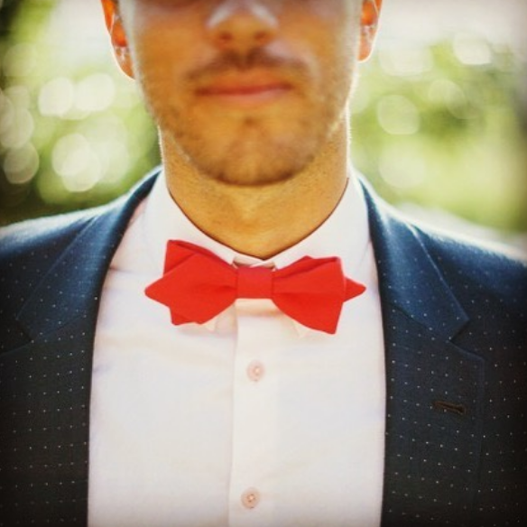 costume bleu - noeud papillon rouge