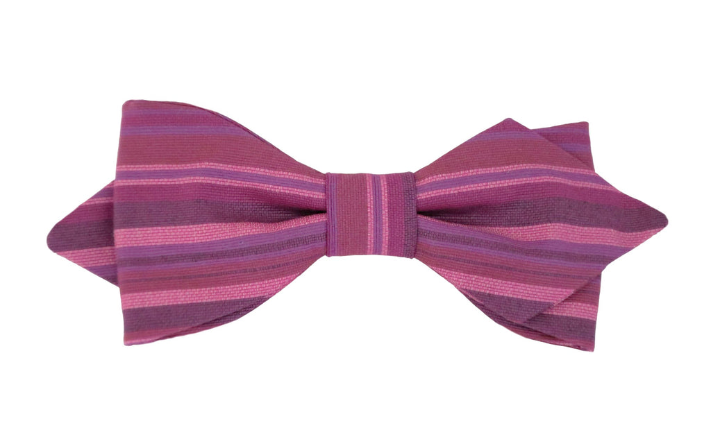Nœud papillon rayé aux sublimes nuances de rose, prune et violet, rehaussé d'une finition légèrement satinée pour une élégance irrésistible