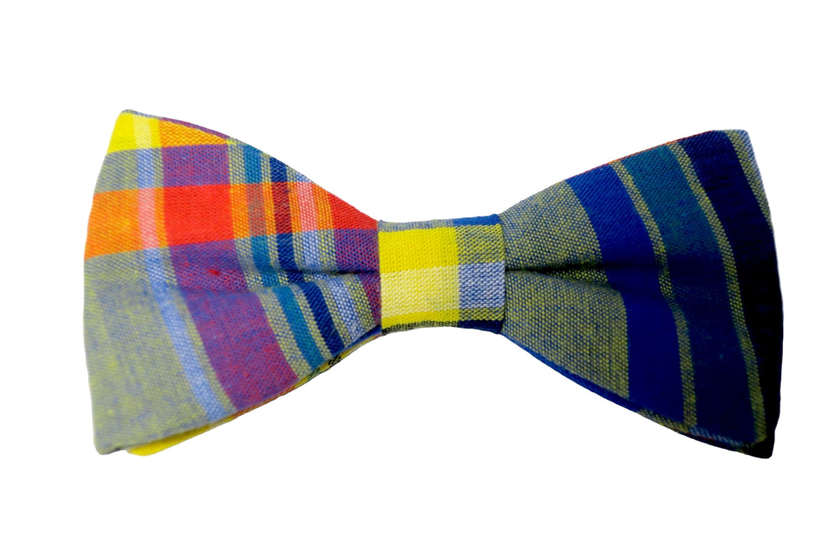 Nœud papillon en tissu Madras aux tonalités de bleu, vert et jaune, un hommage vibrant à l'héritage culturel et une explosion de couleurs pour un style estival