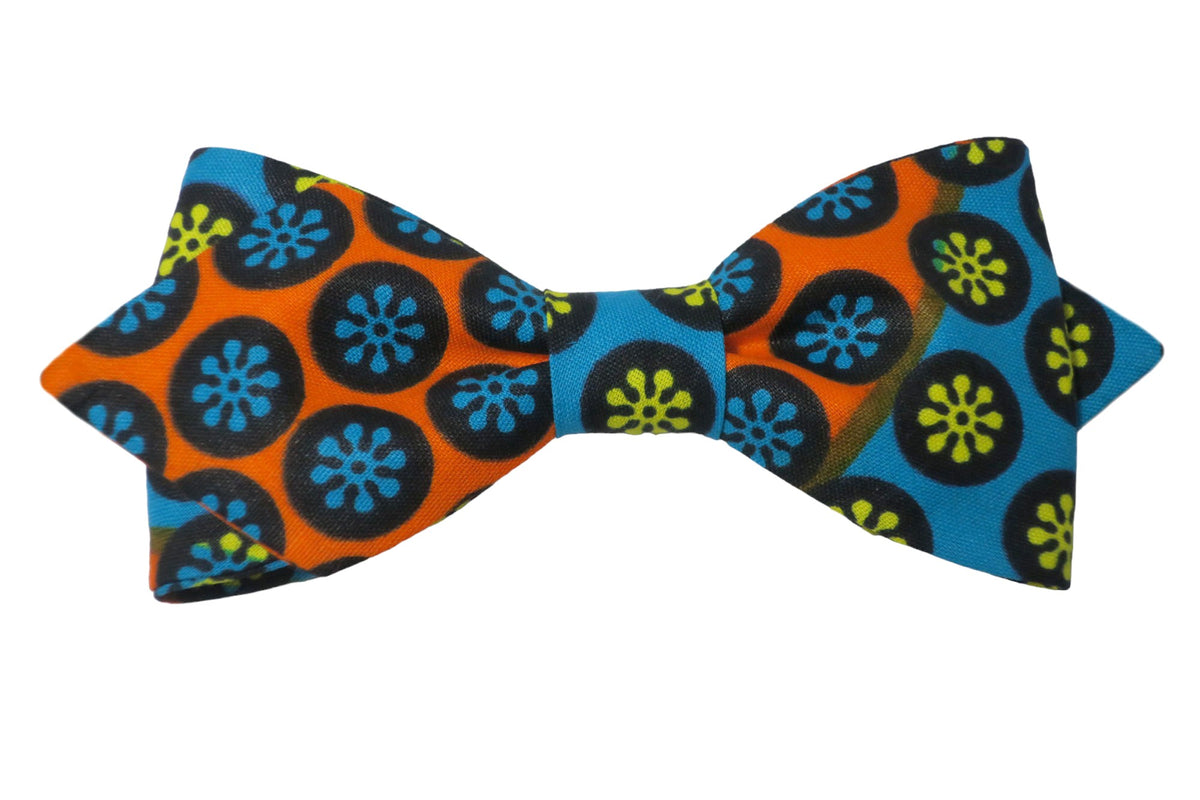 Nœud papillon en tissu wax orange, bleu canard, jaune et noir, une célébration des couleurs et de la culture africaine pour un style audacieux et unique