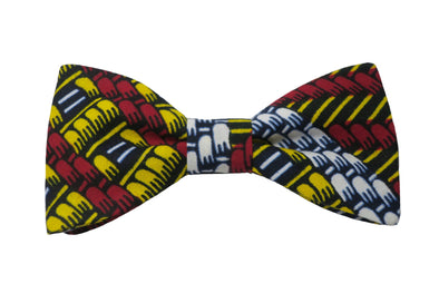Nœud papillon en tissu wax aux motifs vibrants de rouge, jaune, noir et blanc, inspirés par l'art et la culture africaine, pour un style audacieux et authentique