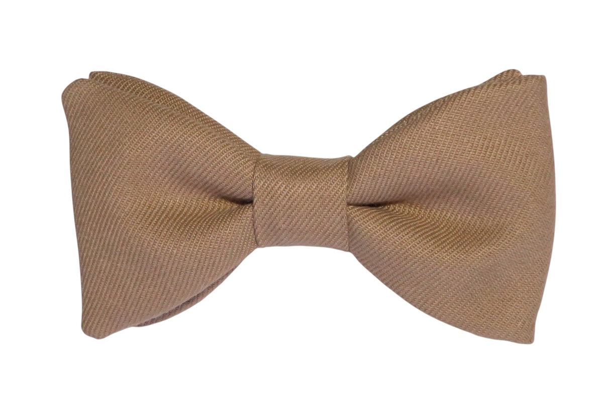 Nœud papillon argile moderne, parfait avec chemise blanche ou ivoire