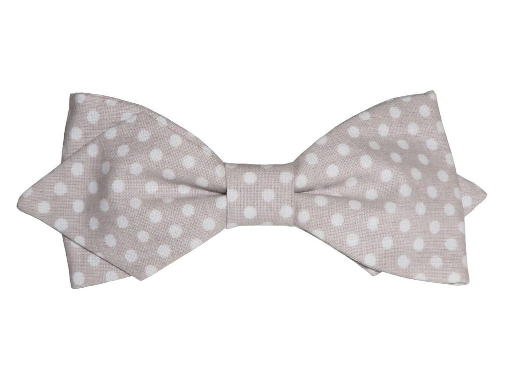 Nœud papillon élégant en beige taupe agrémenté de pois blancs pour une touche de style classique.