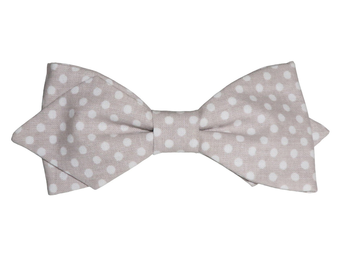 Nœud papillon élégant en beige taupe agrémenté de pois blancs pour une touche de style classique.