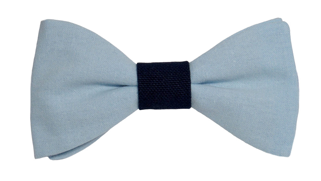 Nœud papillon raffiné dans une teinte apaisante de bleu ciel, accentué par un centre marine élégant. Une combinaison de couleurs harmonieuse qui évoque la sérénité et l'élégance.
