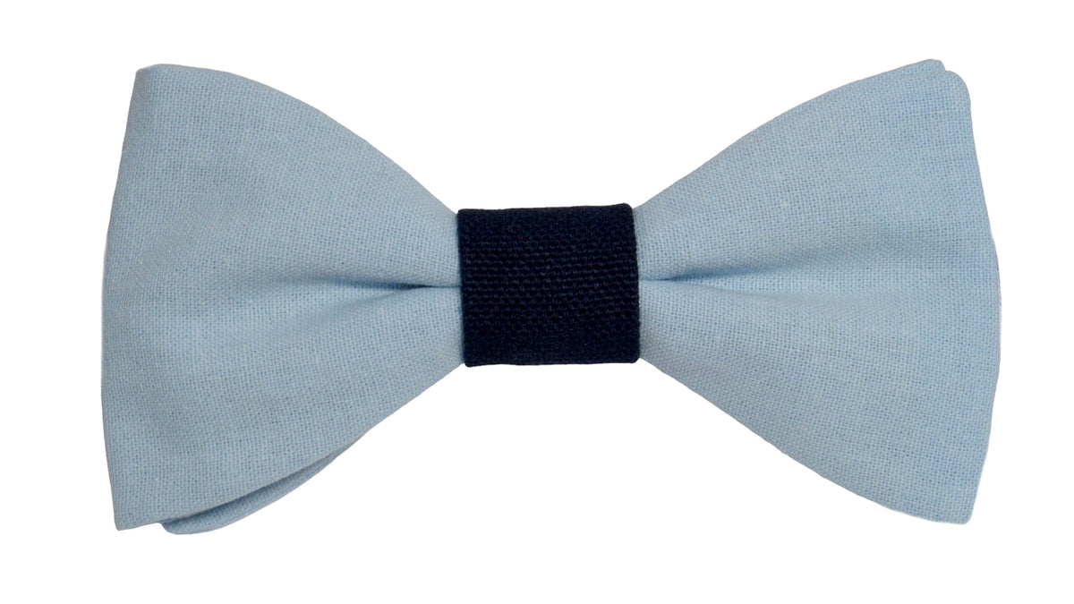 Nœud papillon raffiné dans une teinte apaisante de bleu ciel, accentué par un centre marine élégant. Une combinaison de couleurs harmonieuse qui évoque la sérénité et l'élégance.