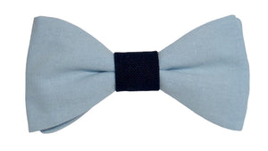Nœud papillon raffiné dans une teinte apaisante de bleu ciel, accentué par un centre marine élégant. Une combinaison de couleurs harmonieuse qui évoque la sérénité et l'élégance.