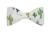 Nœud papillon blanc agrémenté d'un motif rafraîchissant de cactus vert : une fusion de fraîcheur et de style
