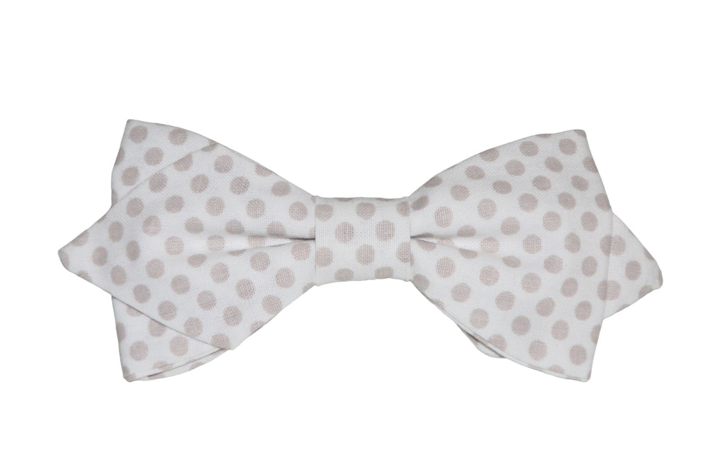 Nœud papillon raffiné blanc avec des pois taupe pour une allure élégante et discrète