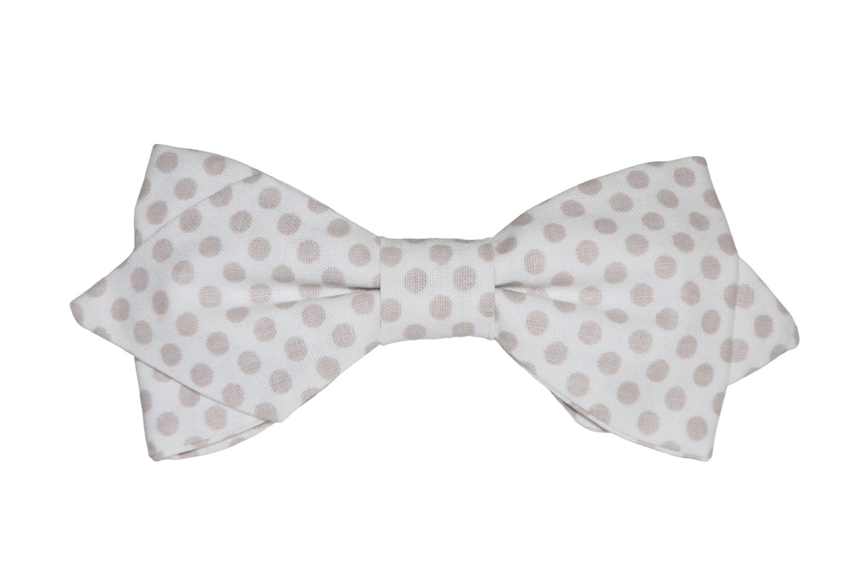 Nœud papillon raffiné blanc avec des pois taupe pour une allure élégante et discrète