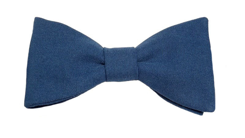 Dans la lueur éthérée du bleu brillant, ce nœud papillon incarne l'élégance lumineuse et la sophistication moderne