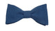 Dans la lueur éthérée du bleu brillant, ce nœud papillon incarne l'élégance lumineuse et la sophistication moderne
