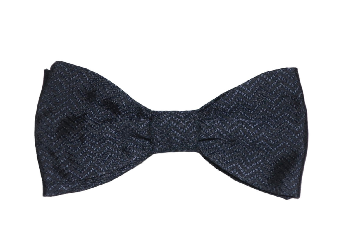 Nœud papillon marine arbore de chevrons ton sur ton : une expression subtile de sophistication. Les chevrons, discrètement tissés dans la même nuance de marine, ajoutent une touche de raffinement à cet accessoire classique