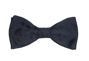 Nœud papillon marine arbore de chevrons ton sur ton : une expression subtile de sophistication. Les chevrons, discrètement tissés dans la même nuance de marine, ajoutent une touche de raffinement à cet accessoire classique