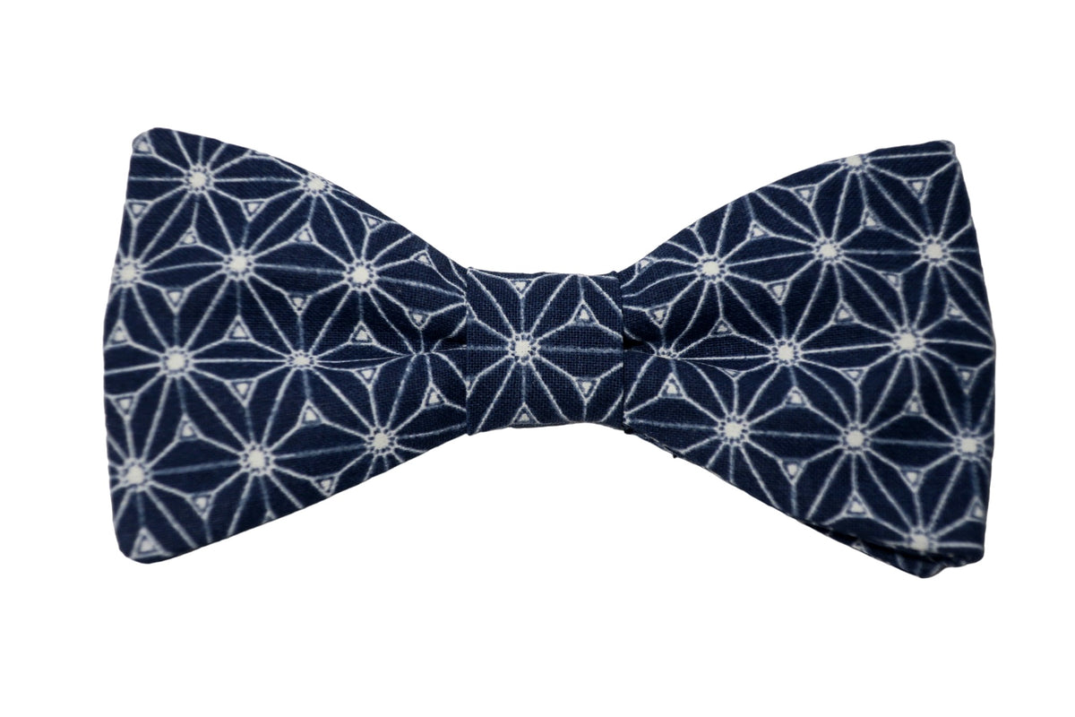 Noeud papillon bleu étoiles blanches motif japonais