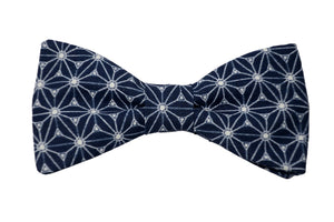 Noeud papillon bleu étoiles blanches motif japonais
