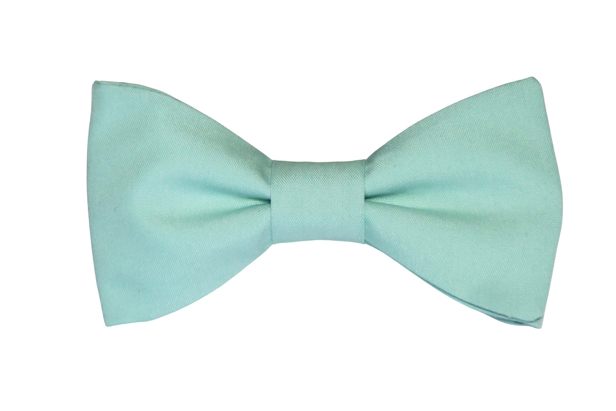 Nœud papillon bleu glacier en tissu uni, accessoire élégant pour mariage et costume clair.