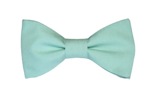 Nœud papillon bleu glacier en tissu uni, accessoire élégant pour mariage et costume clair.