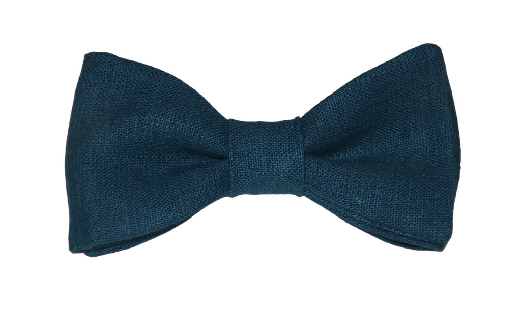 Nœud papillon en lin bleu pétrole : une alliance parfaite entre élégance et décontraction. Confectionné à partir de lin naturel, cet accessoire incarne la sophistication décontractée