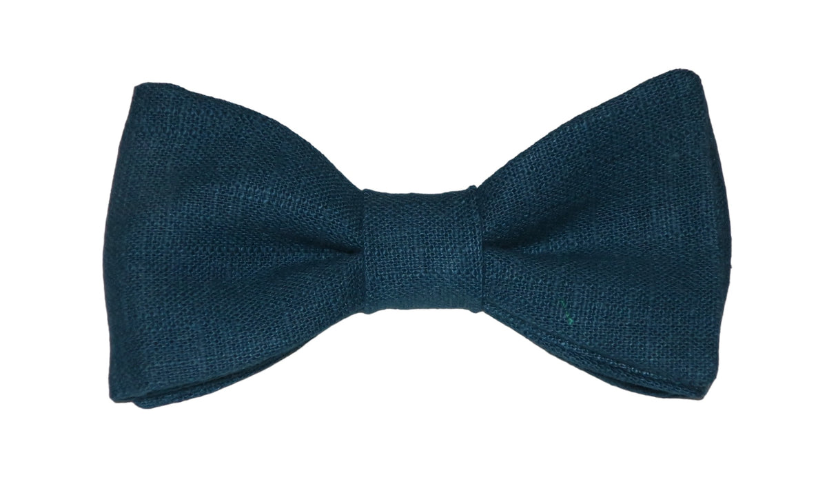 Nœud papillon en lin bleu pétrole : une alliance parfaite entre élégance et décontraction. Confectionné à partir de lin naturel, cet accessoire incarne la sophistication décontractée