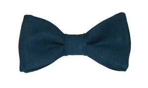 Nœud papillon en lin bleu pétrole : une alliance parfaite entre élégance et décontraction. Confectionné à partir de lin naturel, cet accessoire incarne la sophistication décontractée