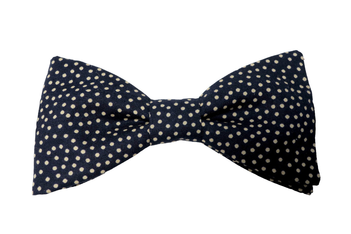 Nœud papillon bleu marine agrémenté de mini pois beige, une élégance discrète pour une touche de style classique