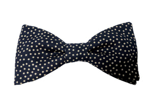Nœud papillon bleu marine agrémenté de mini pois beige, une élégance discrète pour une touche de style classique