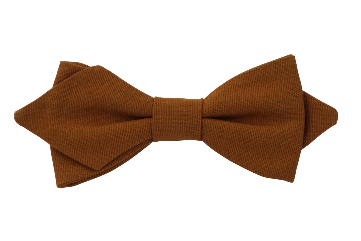 Nœud papillon camel moderne, parfait pour chemise blanche et tenue habillée