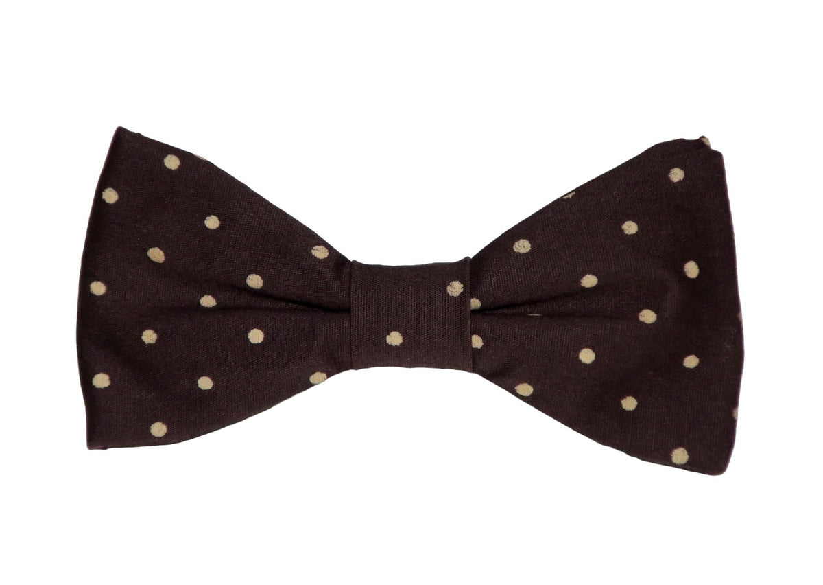 Nœud papillon élégant en chocolat agrémenté de pois beige pour une touche de sophistication discrète