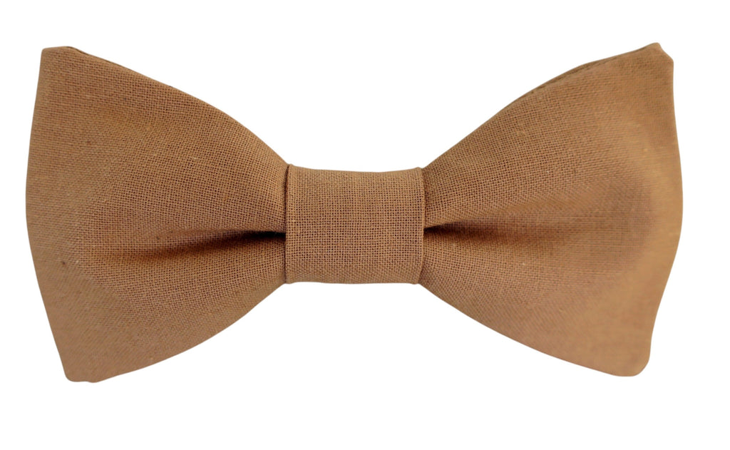 Nœud papillon couleur cognac, au fini élégant et chaleureux, présenté sur un fond neutre.