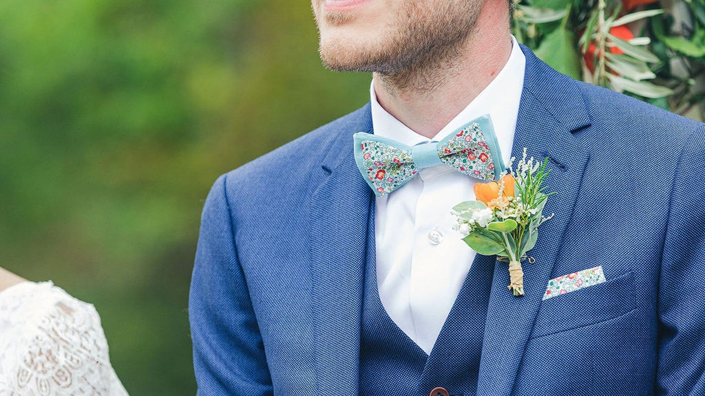 Marié portant un noeud papillon double Liberty et bleu turquoise, costume et boutonnière