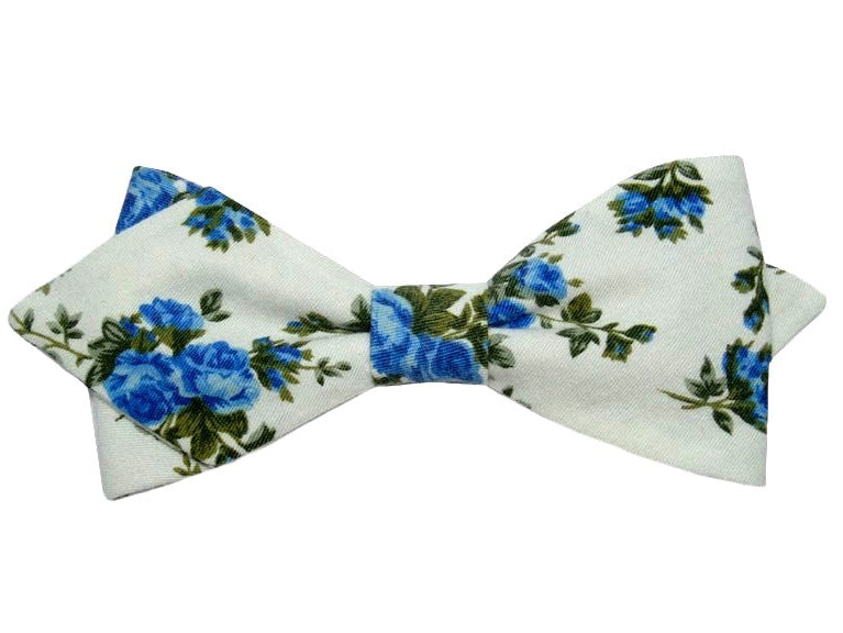 Nœud papillon écru agrémenté de bouquets de fleurs bleues, élégant et rafraichissant !
