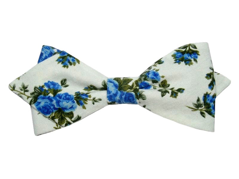 Nœud papillon écru agrémenté de bouquets de fleurs bleues, élégant et rafraichissant !