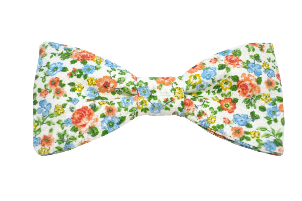 Nœud papillon fleuri aux tons orange et turquoise, une explosion de couleurs pour un style vivant et estival