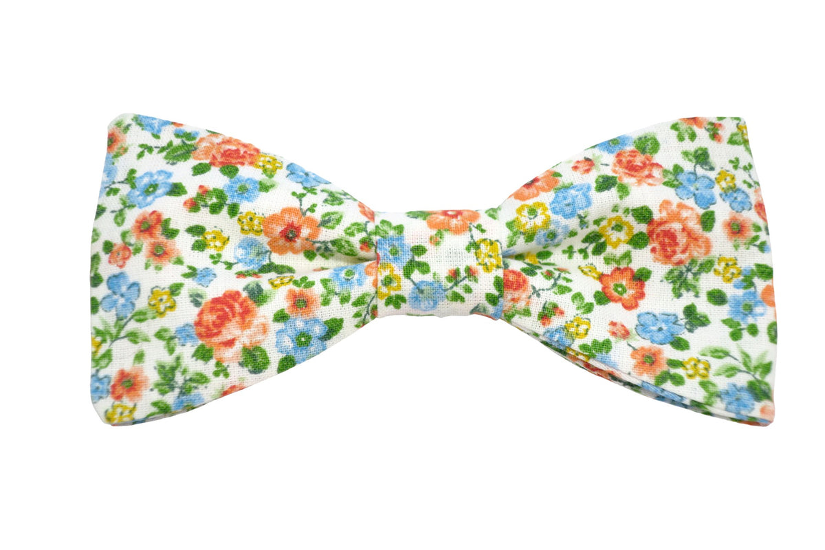 Nœud papillon fleuri aux tons orange et turquoise, une explosion de couleurs pour un style vivant et estival