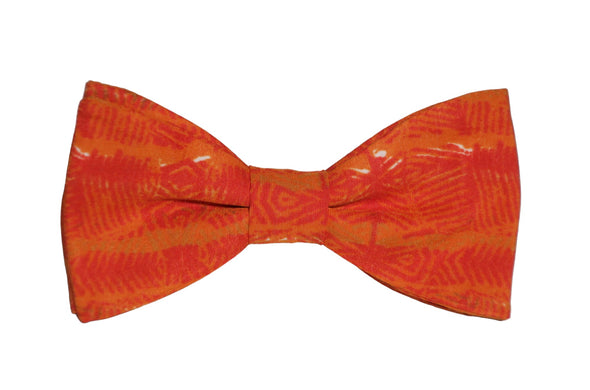 Nœud papillon orange citrouille agrémenté d'un motif graphique dynamique, une explosion de couleur et de style pour un look audacieux et contemporain