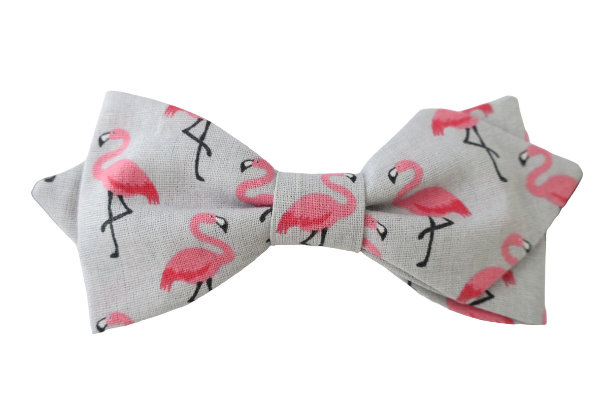 Nœud papillon gris orné de flamants roses, une touche de style exotique pour une élégance décontractée.