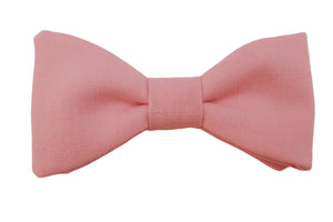 Nœud papillon rose guimauve : une douceur pastel qui évoque l'élégance. Cet accessoire enchanteur ajoute une touche de romance à votre tenue, parfait pour les moments où la délicatesse rencontre le style