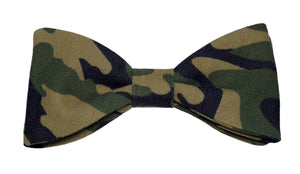 Nœud papillon à l'imprimé militaire, un accessoire audacieux pour une touche de style camouflage