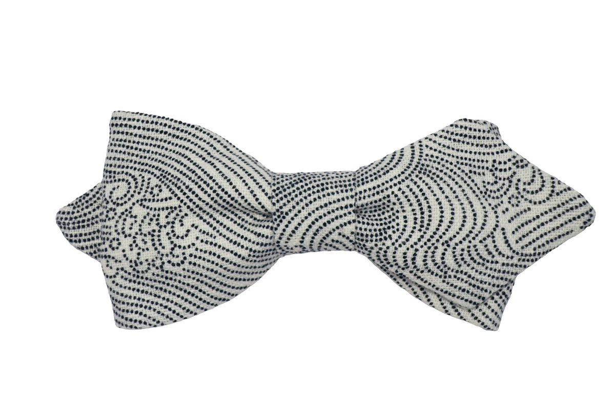 Nœud papillon en tissu japonais crème agrémenté de délicats pointillés noirs, une élégance minimaliste pour un style raffiné inspiré par le Japon