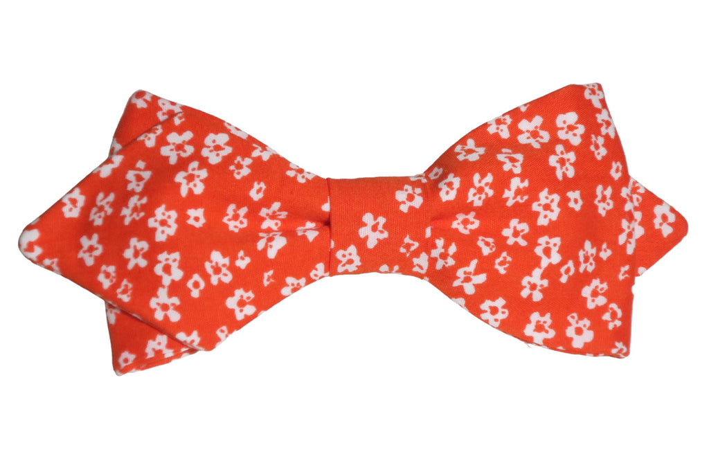 Nœud papillon Liberty potimarron et blanc : une éclatante fusion de style et d'élégance printanière. Les motifs floraux ajoutent une touche de charme intemporel à cet accessoire