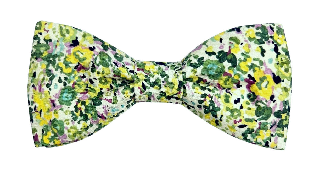 Nœud papillon fleuri vert sapin et jaune style liberty.