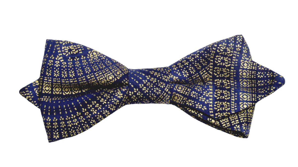 Nœud papillon bleu marine orné de dessins dorés, une élégance raffinée pour briller en toute occasion