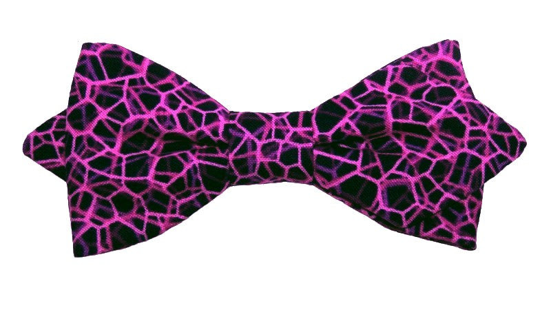 Nœud papillon bleu marine orné de motifs géométriques violets et roses, une fusion élégante de couleurs pour un style distinctif