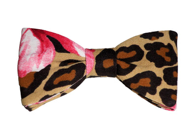 Nœud papillon léopard avec une élégante fleur rose, un mélange audacieux de motifs pour un style sauvage et raffiné