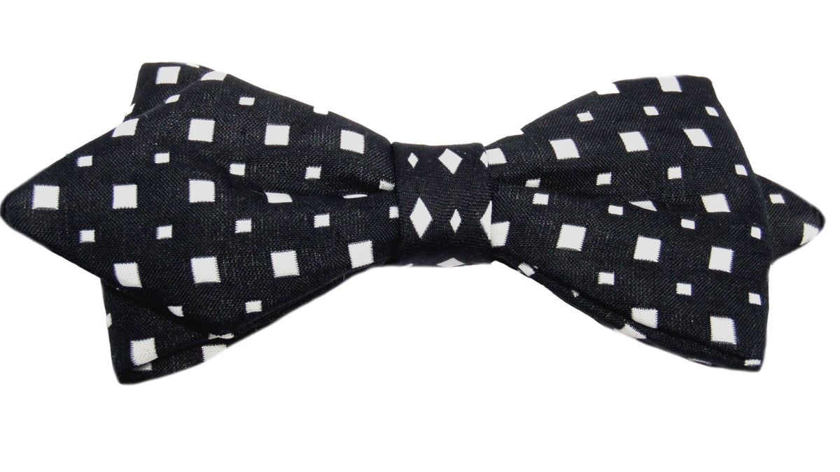 Nœud papillon noir agrémenté de petits carrés blancs : une alliance classique et intemporelle. Ce nœud papillon incarne l'élégance sobre avec sa teinte noire profonde, tandis que les petits carrés blancs apportent une touche subtile de raffinement