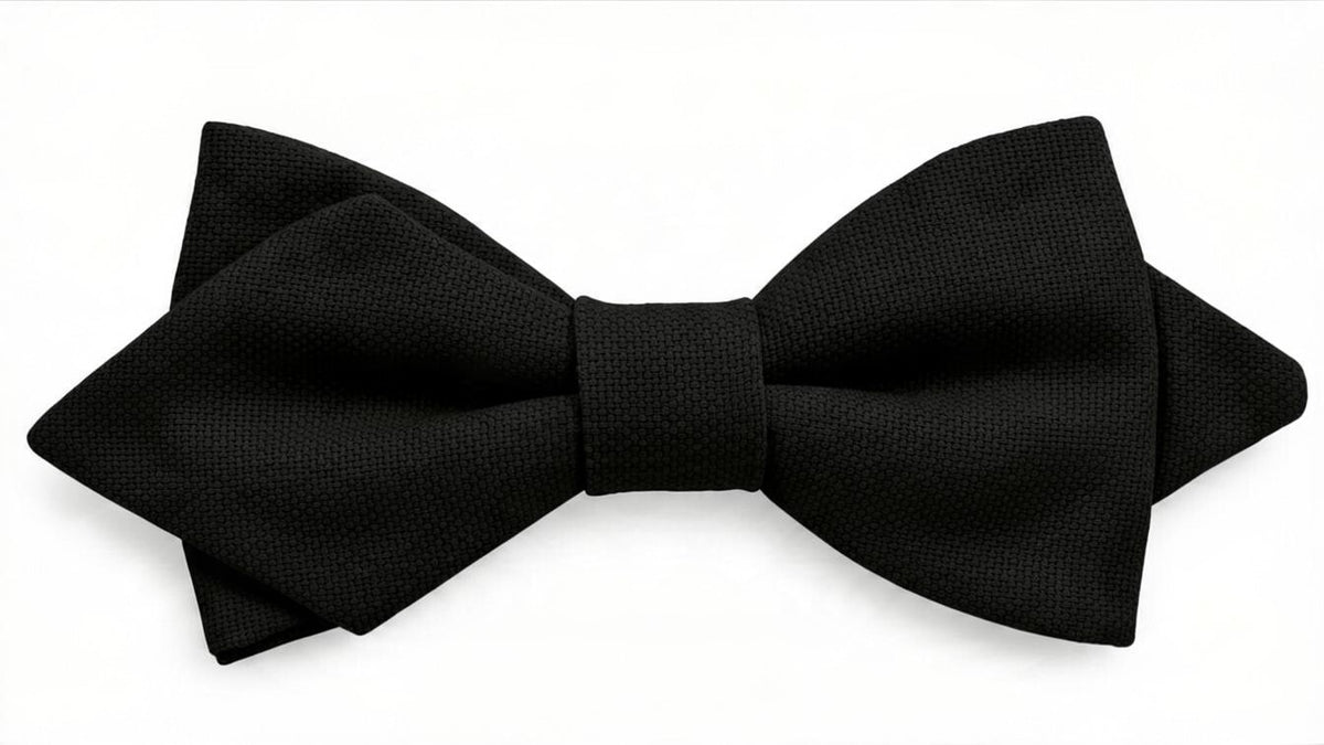 Nœud papillon uni noir jais en coton, un accessoire élégant et intemporel pour compléter une tenue de cérémonie ou un look habillé.