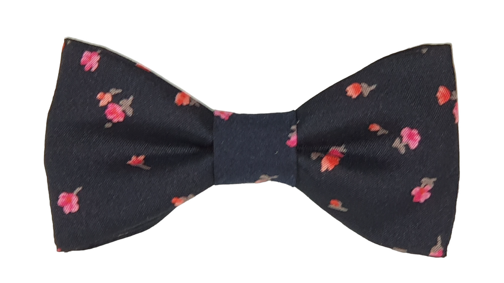 Noeud papillon fleuri roses sur fond noir