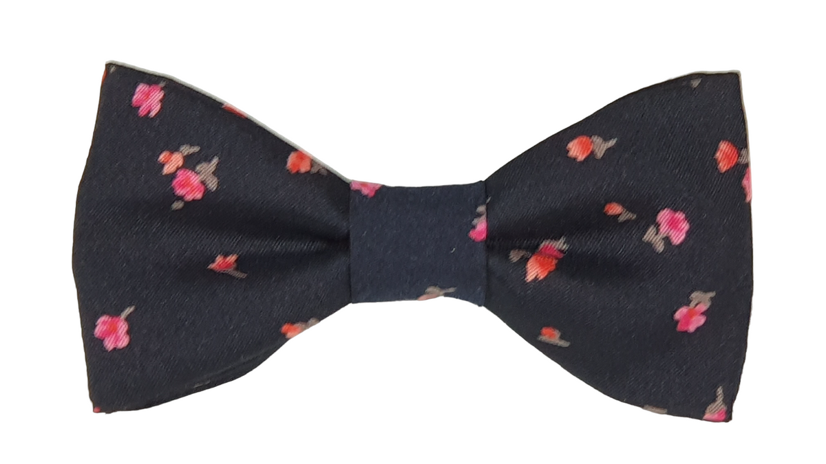 Noeud papillon fleuri roses sur fond noir